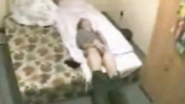 Buxom potnolatino Bella usa su cuerpo hinchado para complacer a un chico