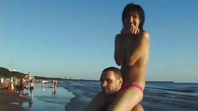 Linda chica xxx latino en español jugando