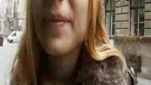 Rubia tetona con gafas usa vibrador y toma porno español latino hd polla en el sofá
